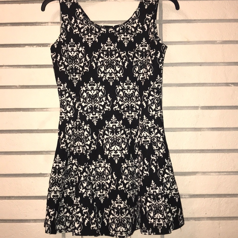 Black and white designed peplum top